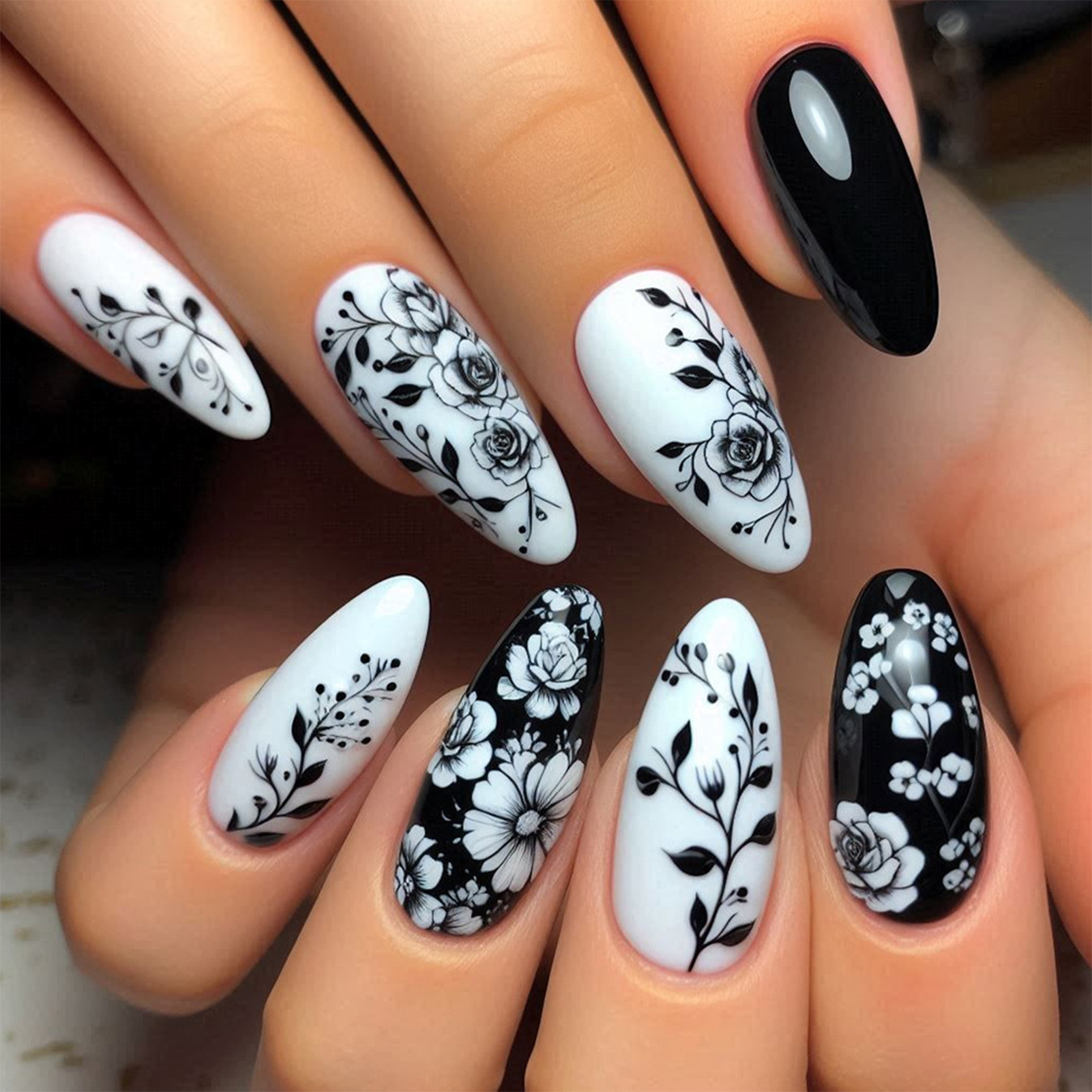 Nail Art Press On - 24Pcs Almond Fake Nails Black/White Flower